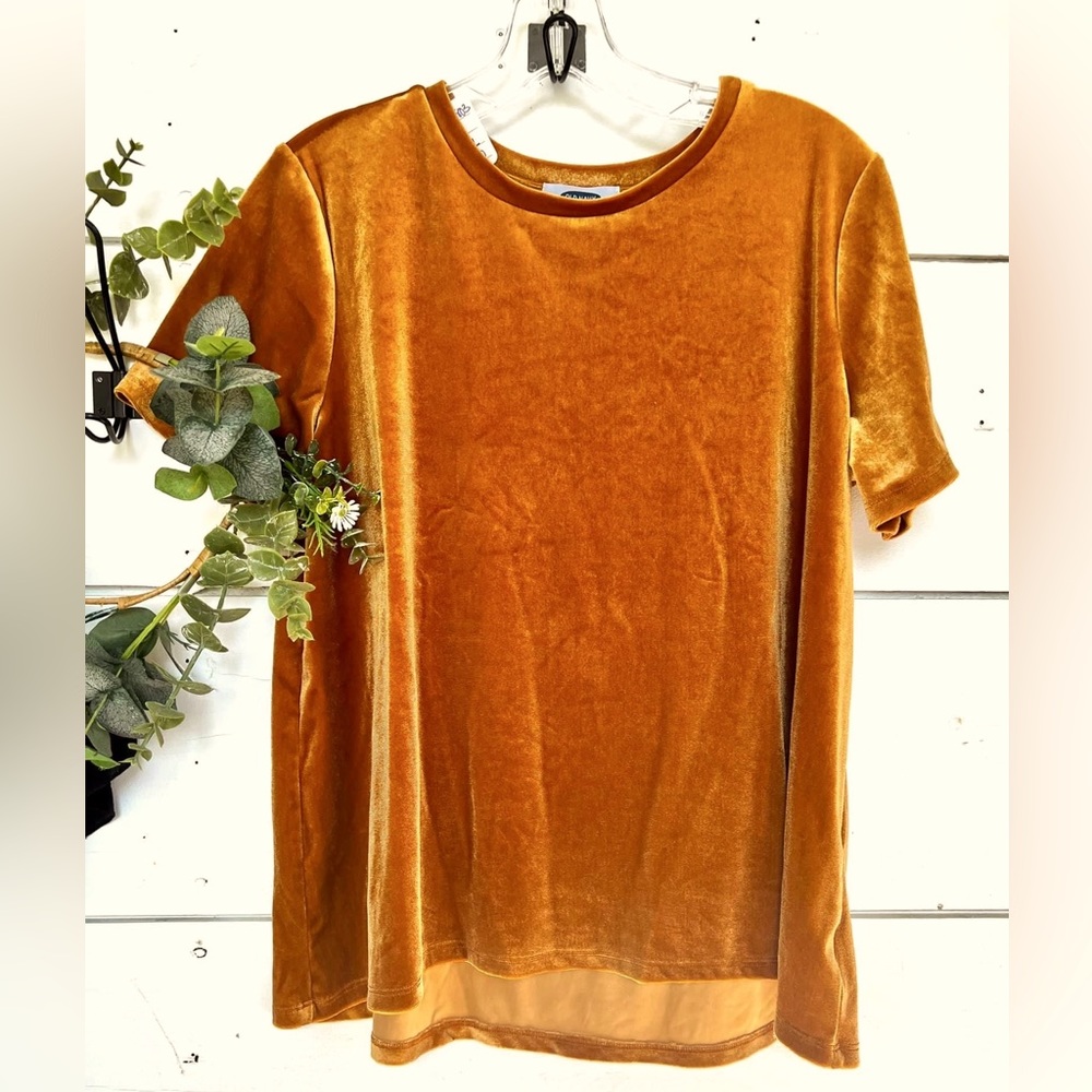 Gold velvet tee🤩